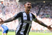 沙特豪门天价合同瞄准吉马良斯，纽卡斯尔迎来中场核心保卫战